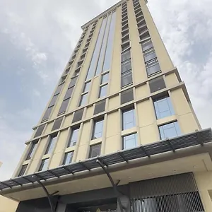 ثري بيرلز مصلي مكة